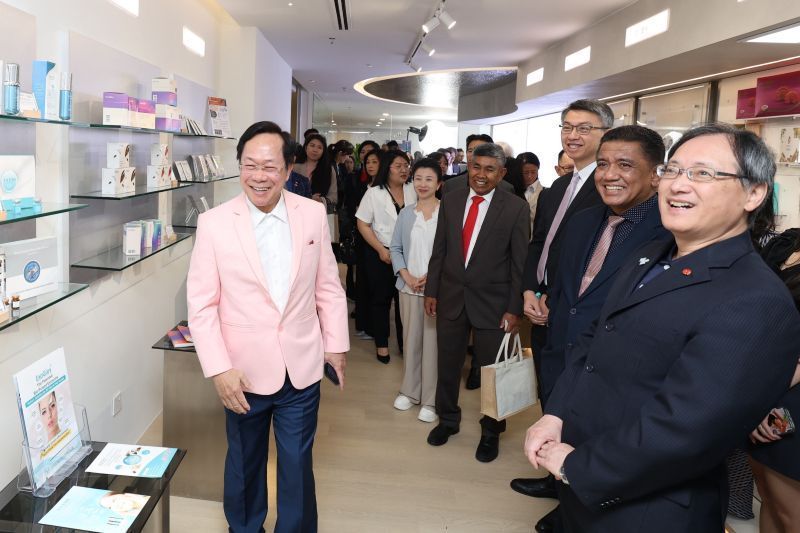 外貿協會祕書長王熙蒙(右一)與出席貴賓們參觀臺灣大健康展示中心。 貿協／提供