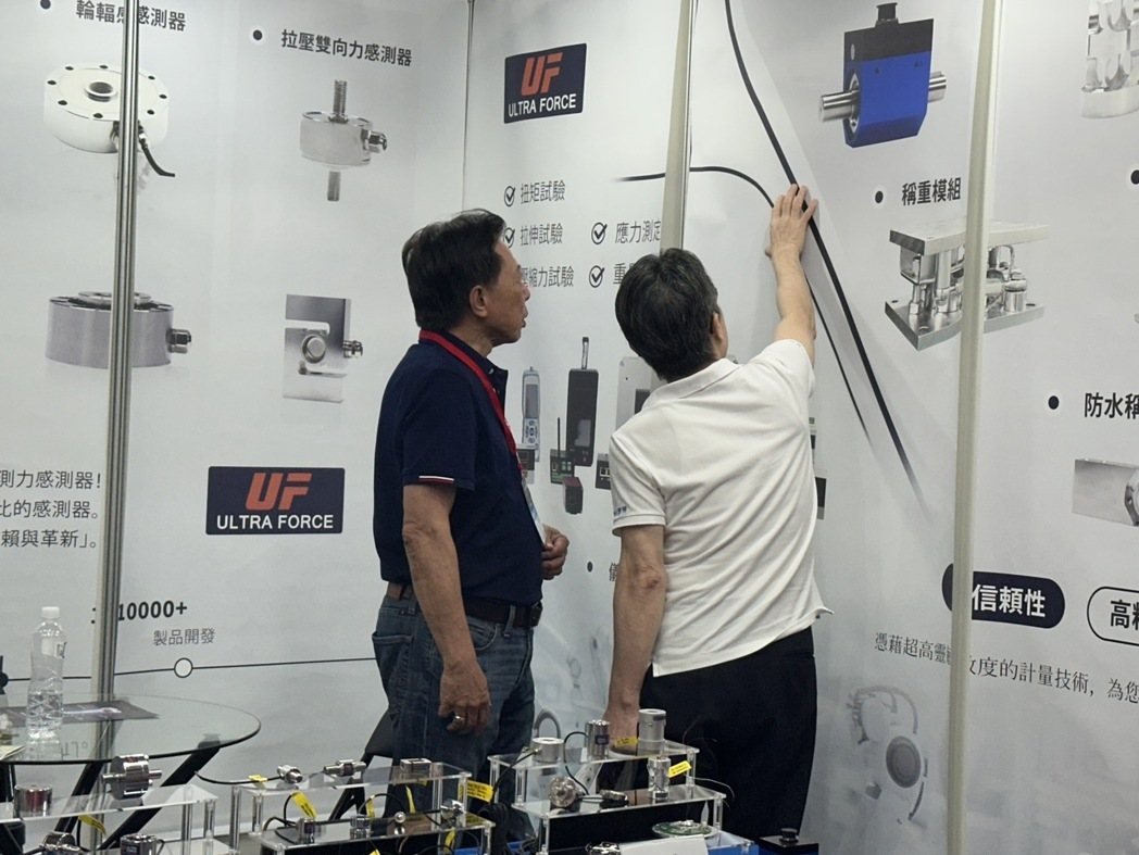開展首日，有不少專業買主到台灣協力測控攤位，詢問關於多軸力學感測技術與模組化產品。 黃啟銘/攝影。