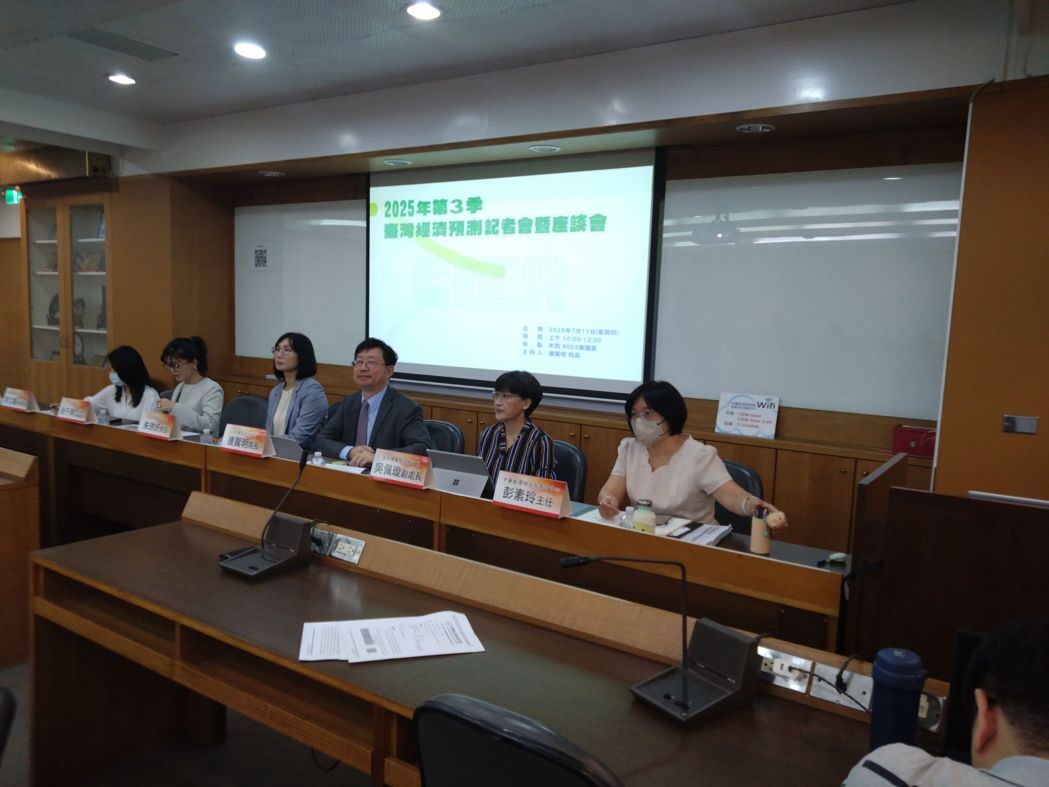 中經院今天發布最新經濟預測，關稅可能影響下半年經濟表現，全年經濟成長率勉強保三。記者陳素玲/攝影