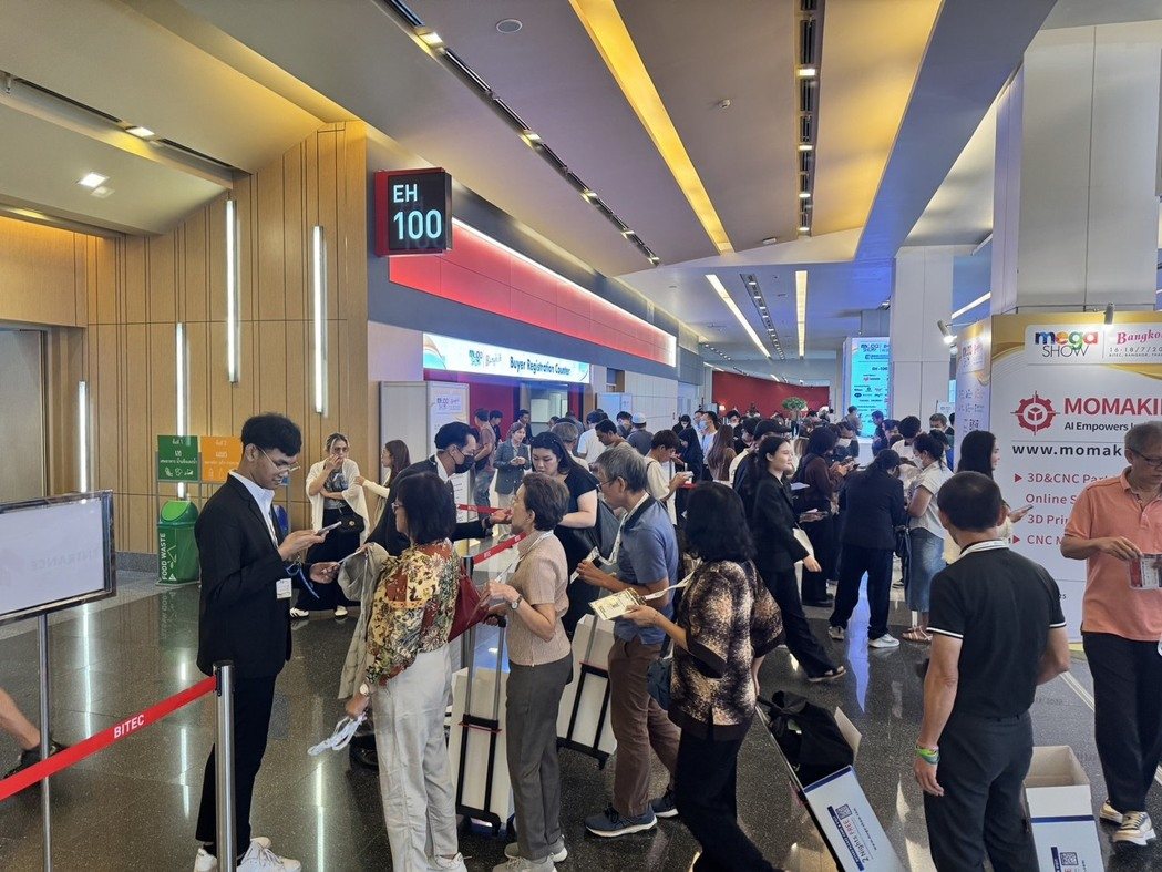 Visitors crowd the registration area at the exhibition entrance. (Photo by Ni Rong-song)