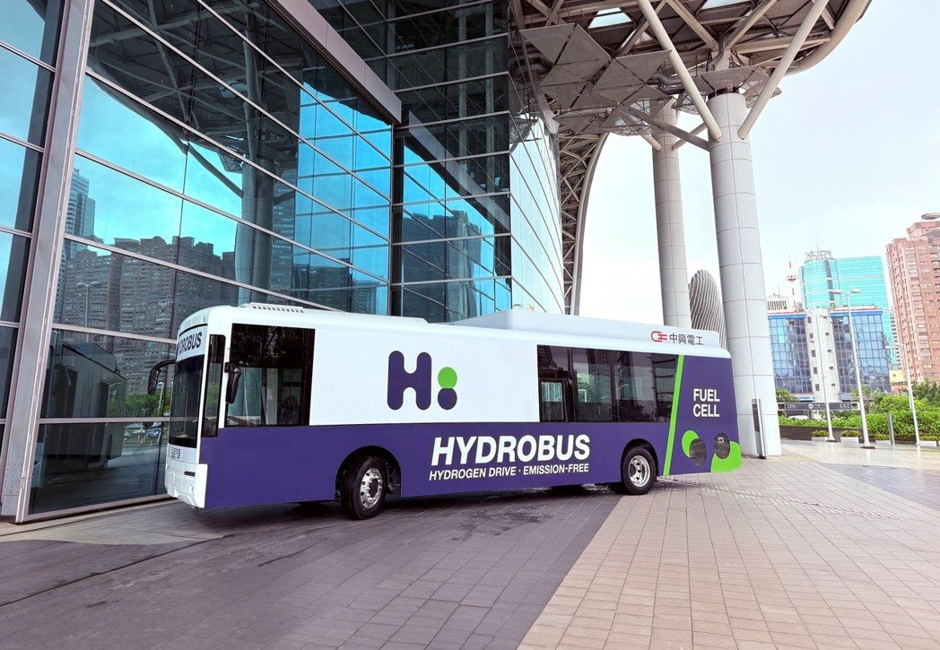 弘鉅汽車聯手中興電工，在「2025 台灣氫能與電動大客車淨零移動論壇」發表全新氫燃料電池大客車。中興電工/提供