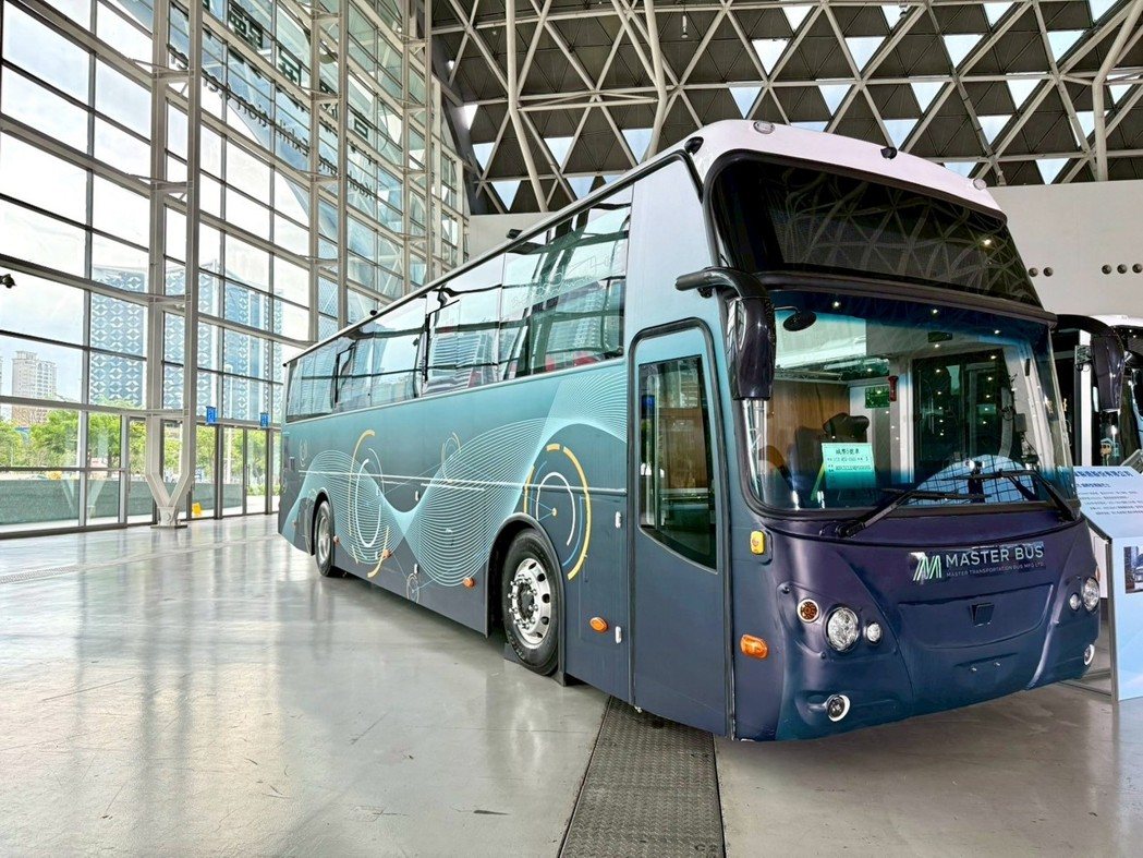 Taiwan`s first electric intercity bus by Chengyun debuts in Kaohsiung on July 22. / Chengyun