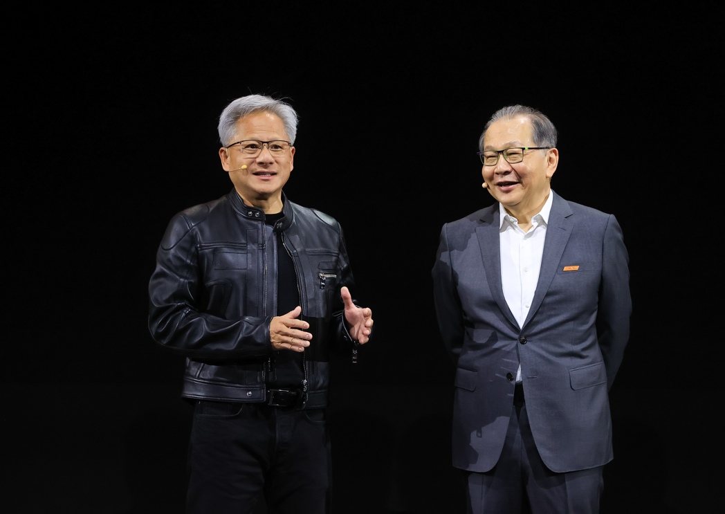 聯發科今日揭露，與NVIDIA共同開發、專為旗艦車款打造的先進智慧座艙解決方案C-X1。圖為輝達執行長黃仁勳（左）先前在電腦展力挺聯發科執行長蔡力行（右）的演講。本報資料照片