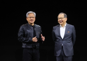 联发科今日揭露，与NVIDIA共同开发、专为旗舰车款打造的先进智慧座舱解决方案C-X1。图为辉达执行长黄仁勋（左）先前在电脑展力挺联发科执行长蔡力行（右）的演讲。本报资料照片