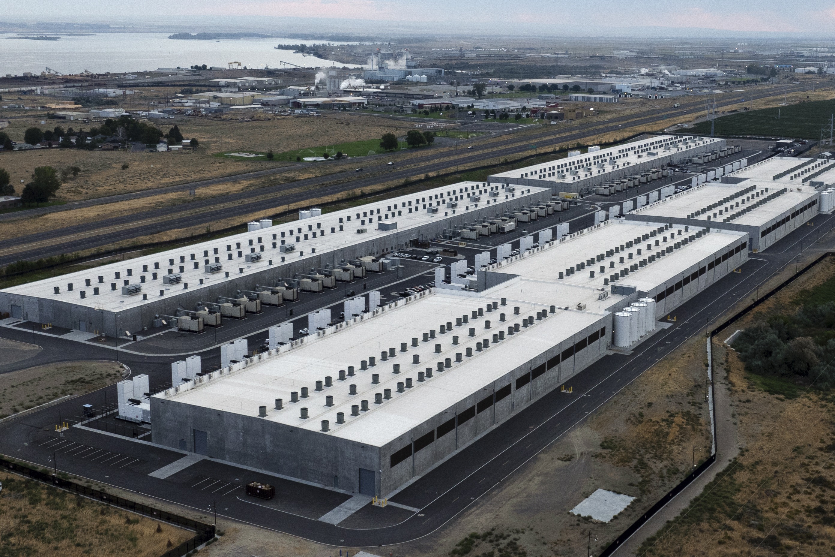 在美国，资料中心扩张预料将使用电到2026年年成长率持续高于2%。 美联社
