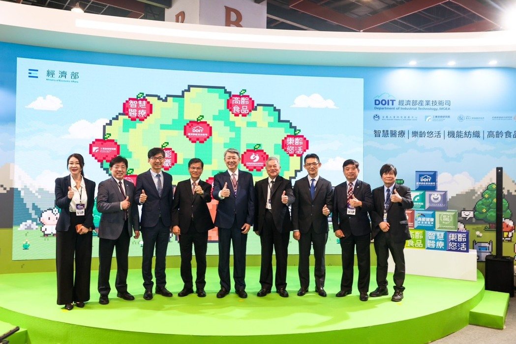 高齡健康產業博覽會經濟部產業技術司開幕典禮，邀請金屬中心劉嘉茹董事長 (左起）、工研院院長劉文雄、經濟部產發署署長邱求慧、生策會會長翁啟惠、經濟部部長郭智輝、總統府資政暨高齡健康博覽會召集人沈榮津、經濟部技術司司長郭肇中、紡織所所長李貴琪、台灣口腔照護協會理事長邱耀章等各界貴賓共同參與。 金屬中心／提供