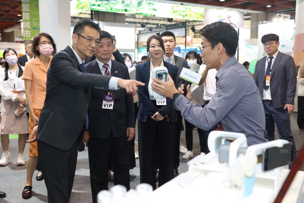 經濟部技術司司長郭肇中（左）參觀金屬中心「口腔照護暨吞嚥賦能智慧方案」亮點技術。 金屬中心／提供