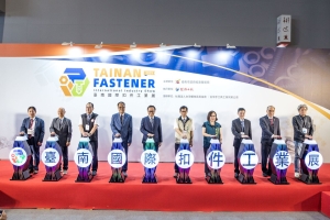 台湾切削刀具研发制造协会秘书长钟林树（左起）、台湾机械工业同业公会副理事长魏坤池、台南市五金商业同业动会理事长许钦贤、社团法人台湾螺丝贸易协会理事长蒋国清、经济日报副社长周祖诚、台南市副秘书长殷世熙、经发局长张婷媛、台湾手工具工业同业公会理事长赖亮孜、中华液压气动协会理事长苏金树、工研院产业服务中心总监李伟宏。 吴荣邦/摄影。