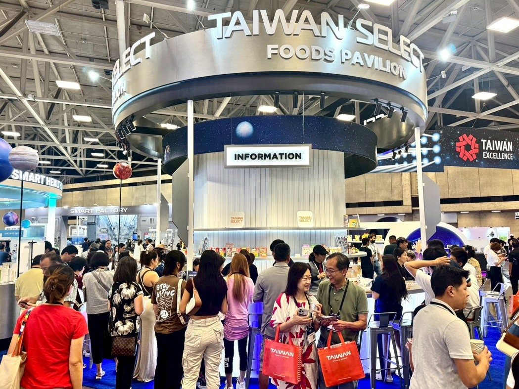 美國台灣形象展展期三天吸引美國政商界與一般民眾踴躍參觀，現場人潮絡繹不絕，展館內多個攤位前大排長龍，氣氛熱烈。圖／貿協提供