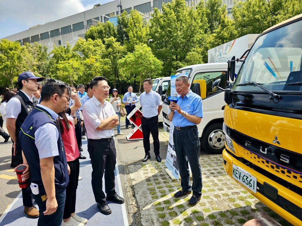 現場有多家電動車廠與運輸業者參與，並有多家車商祭出專屬優惠。 桃園市環保局／提供。