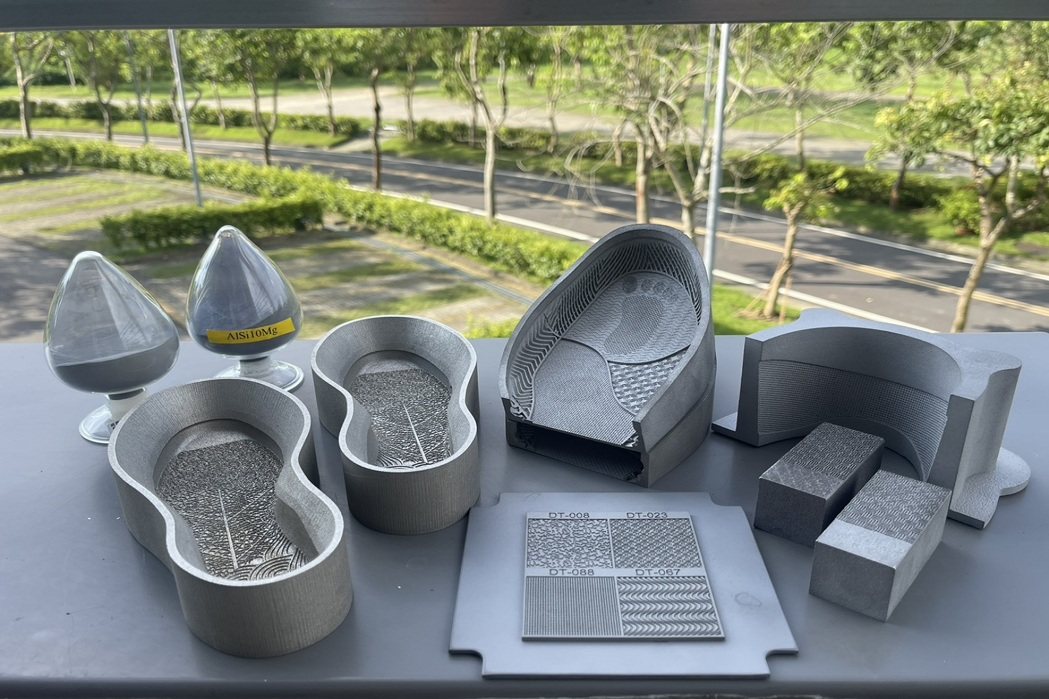 工研院「八雷射快速金屬3D列印系統」預計導入國際製鞋大廠應用於鞋模製造，左、右腳鞋模分別以四雷射並行列印，大幅縮短模具交期且提升設備性價比。工研院／提供
