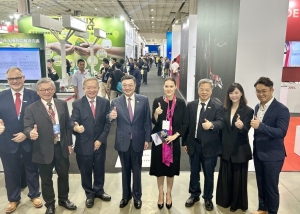 行政院长卓荣泰(左4)为参展的国外厂商加油加油。记者宋健生/摄影