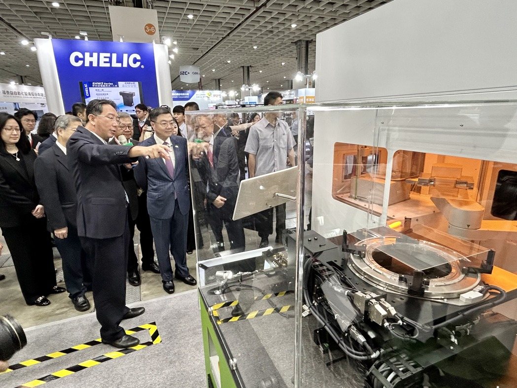 上銀董事長卓文恒向行政院長卓榮泰簡介晶圓機器人等產品。記者宋健生/攝影