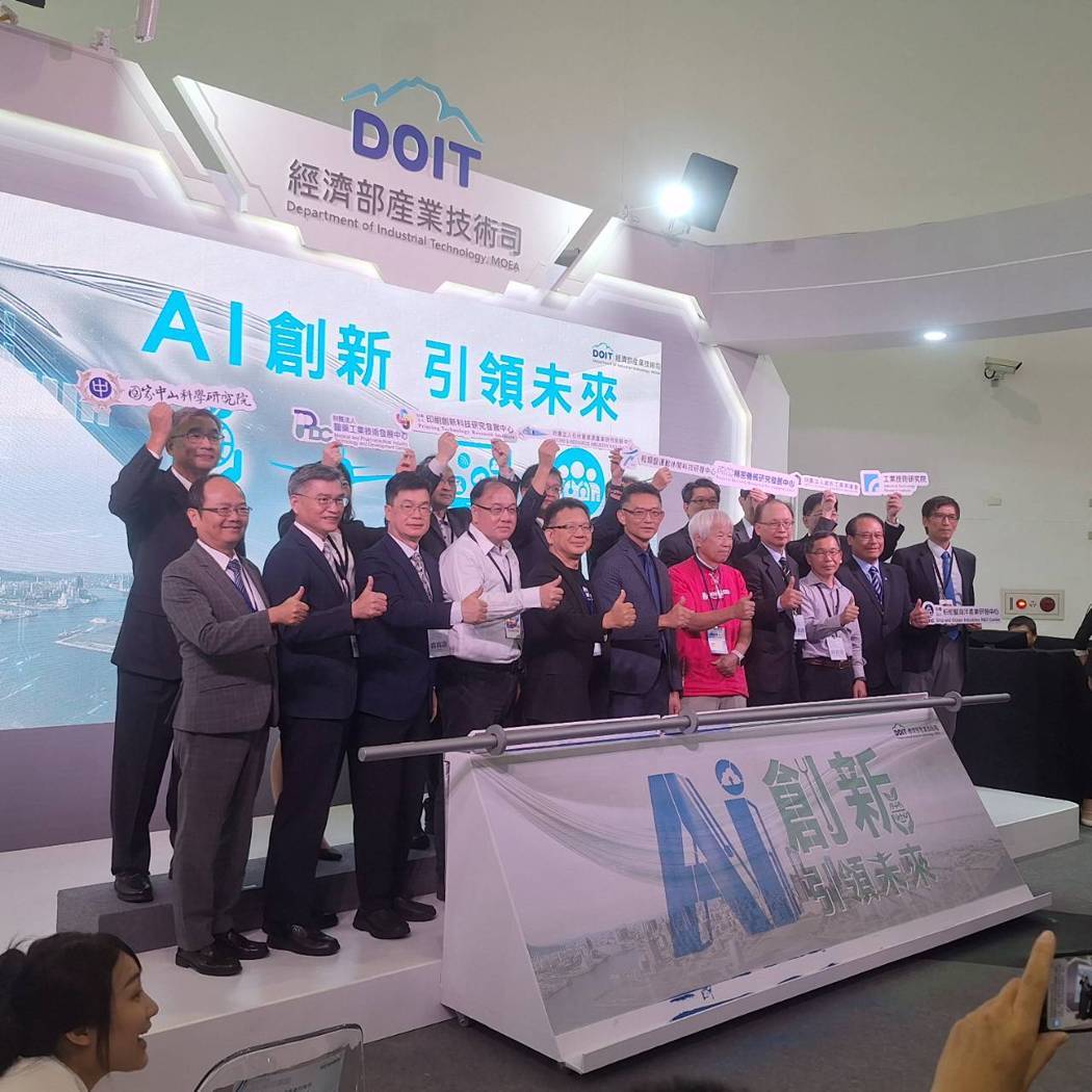 經濟部產業技術司22日在高雄「2025 Meet Greater South亞灣新創大南方」專館，攜手工研院、金屬中心、自行車中心、塑膠中心等法人及TREE新創團隊，展出能為南臺灣產業升級的31項成果。 記者吳秉鍇／拍攝