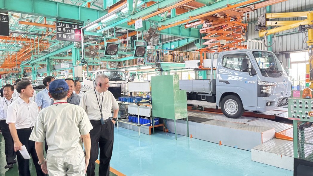 Chunghwa Motors’ first domestically produced electric commercial vehicle officially rolls off the production line. (Photo by Chiu Hsin-yi)