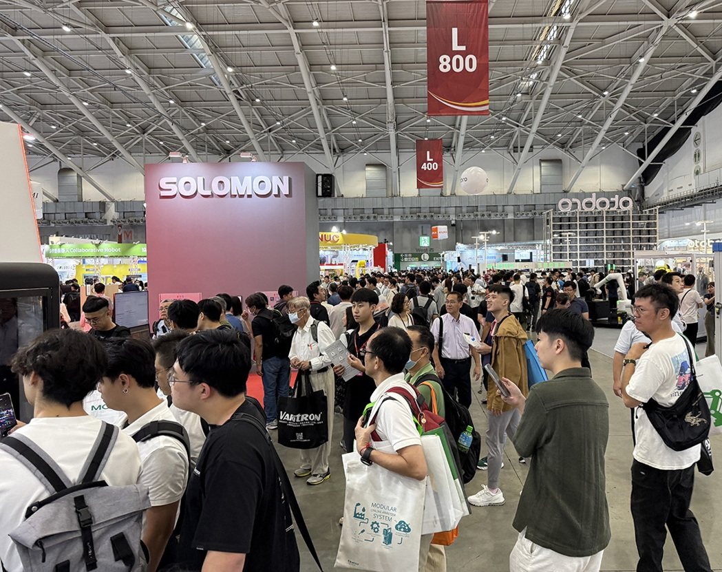 本屆展覽最引人注目的焦點機器人，參觀人潮不斷湧入。 黃奇鐘/攝影