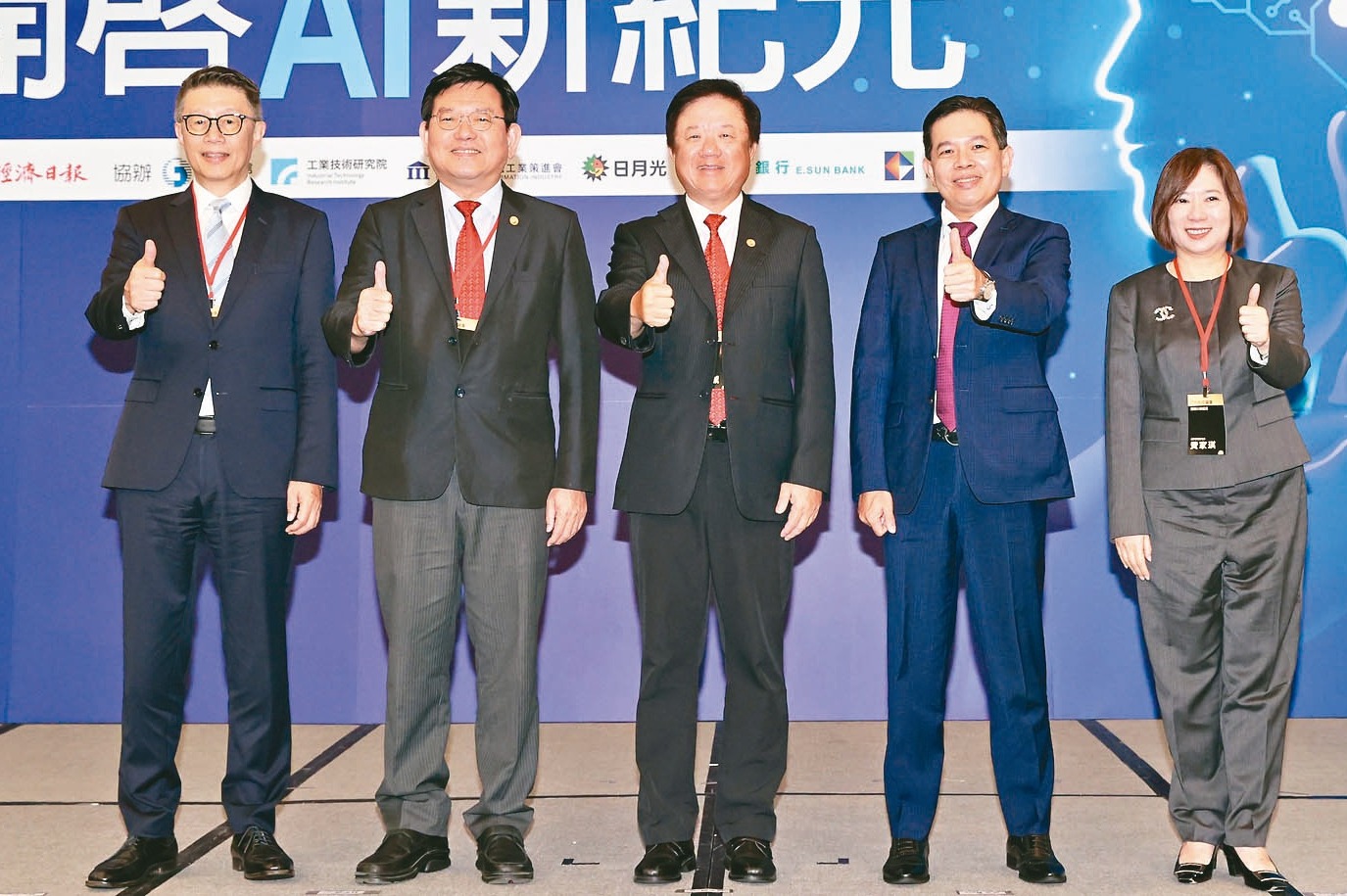 經濟日報昨天舉辦2025科技論壇「開啟AI新紀元」，中華電信董事長簡志誠（中）出席致詞，並與經濟日報社長劉永平（左起）、中華電信總經理林榮賜、研華嵌入式事業群總經理張家豪、經濟日報副社長費家琪合影。記者陳正興／攝影