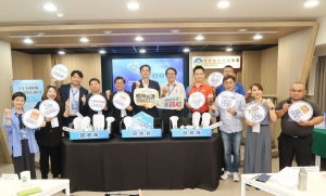 环境部资源循环署主任秘书刘怡昆（中）与照明公会理事长李世宗（左五）、照明品牌业者、连锁贩卖通路代表于「照明亮久久、减废新生活」记者会合影。 李炎奇/摄影