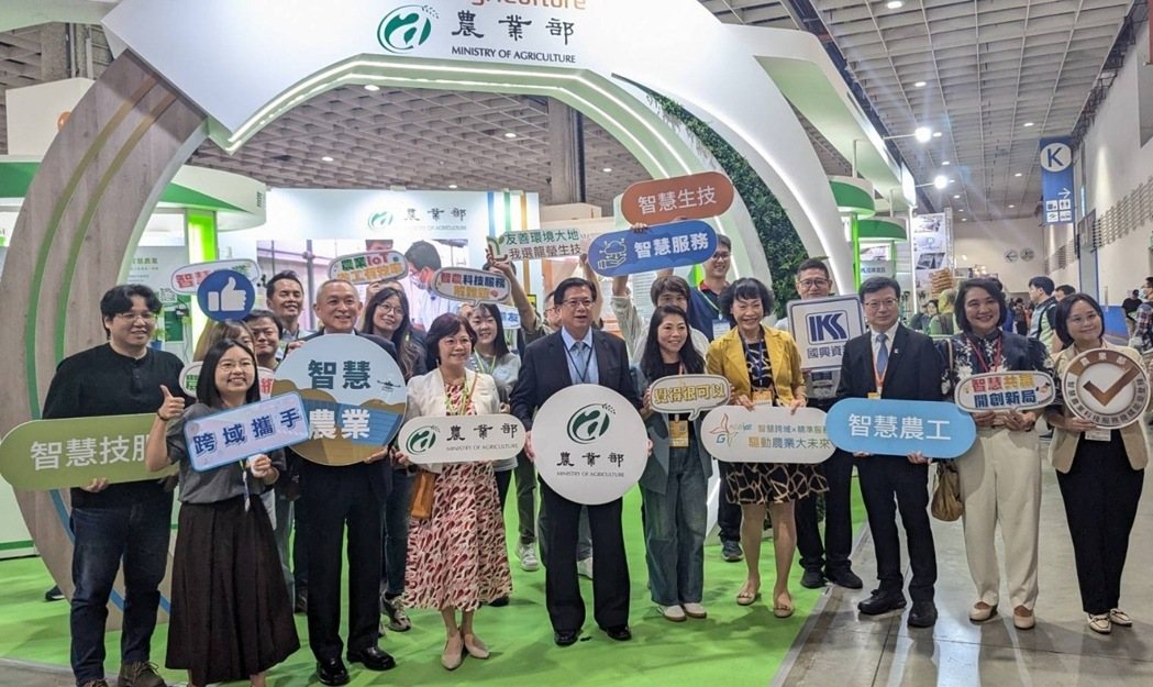 面對氣候變遷與農業轉型雙重挑戰，工研院3日在「臺灣智慧農漁週」智慧農業館，展出多項結合AI科技自動化與低碳循環的牧場法寶，打造永續的智慧牧場。農業部次長黃昭欽（中）與工研院中分院執行長黃新鉗（右三）在智慧農業館前合影。工研院/提供