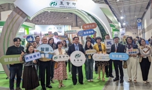 面对气候变迁与农业转型双重挑战，工研院3日在「台湾智慧农渔周」智慧农业馆，展出多项结合AI科技自动化与低碳循环的牧场法宝，打造永续的智慧牧场。农业部次长黄昭钦（中）与工研院中分院执行长黄新钳（右三）在智慧农业馆前合影。工研院/提供