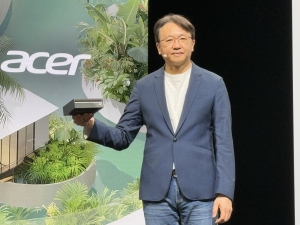 宏棋董事长陈俊圣3日于德国柏林IFA 2025大展上推出Veriton GN100 AI 迷你工作站，内建NVIDIA GB10 Grace Blackwell超级晶片。记者吴凯中／摄影