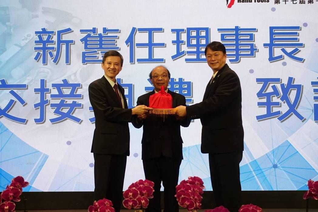 台灣手工具工業同業公會於9月5日完成第17屆理事長的改選，謝武志（至光工具董事長）接任理事長職務。在榮譽理事長黃信德的監交下，他正式從前任理事長賴亮孜手中接過印信。朗盛行銷／提供