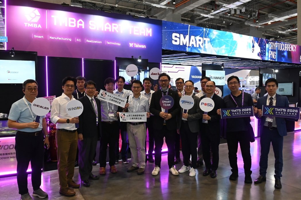 工具機公會理事長陳紳騰率領 TMBA SMART TEAM 亮相 SEMICON Taiwan 2025，展現台灣工具機與零組件產業支援半導體供應鏈的實力。 TMBA／提供