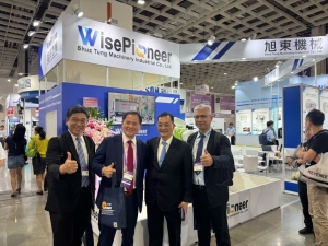 机械公会于「SEMICON Taiwan2025国际半导体展」中，前往参展会员旭东公司交流，左起为许文通秘书长、庄大立理事长、旭东机械庄添财董事长、吕文斌会长。