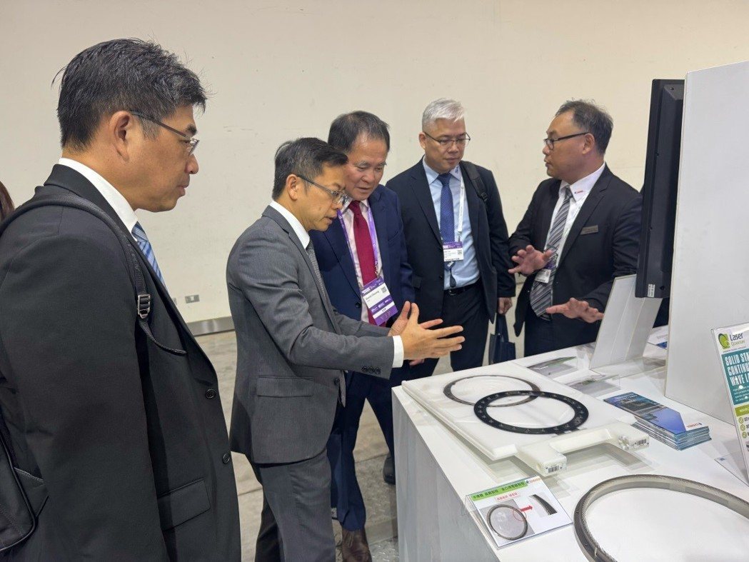 機械公會理事長莊大立(中)前往會員攤位交流。公會提供