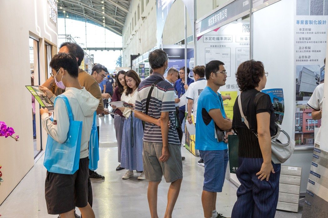 參觀民眾在各攤位了解最新建材與設計應用，展現熱絡交流氛圍。吳榮邦／攝影