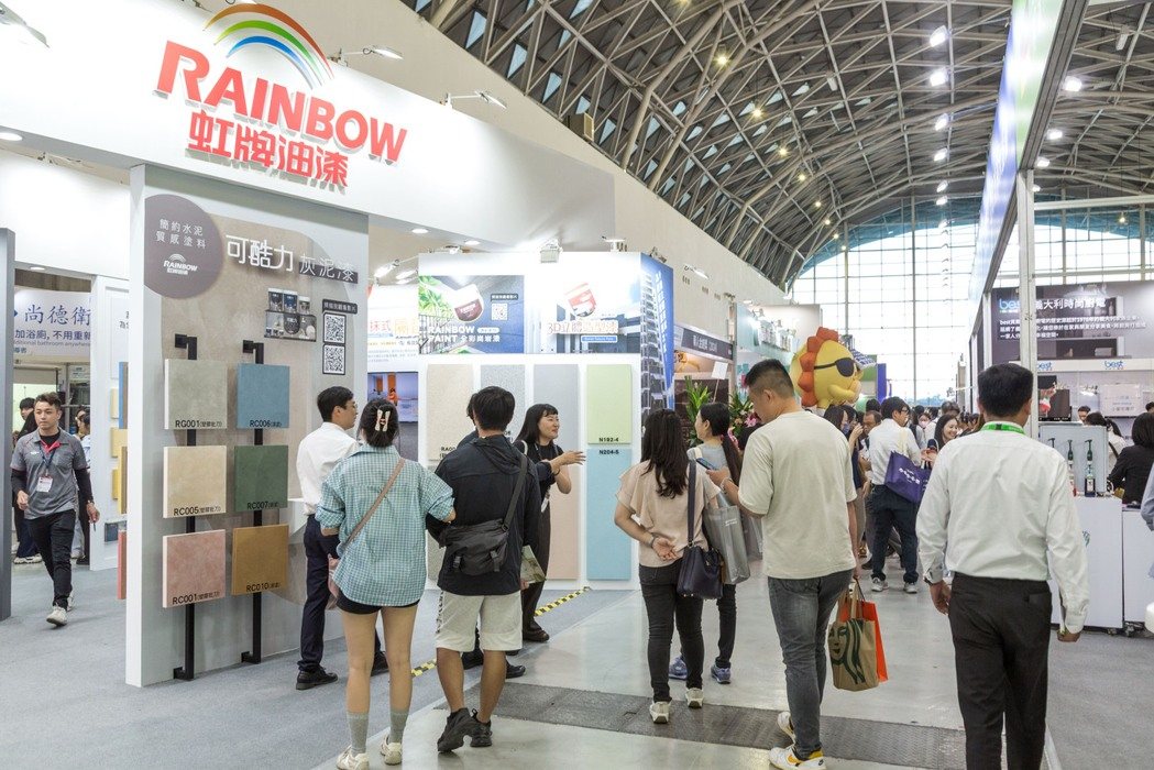 The expo drew large crowds, with visitors engaging at booths to explore the latest building materials. (Photo courtesy of Wu Rong-Bang)