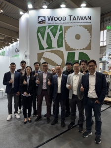 张银恭理事长(前排左三)偕同本次参展厂商于台湾专区前合照。 TWMA/提供