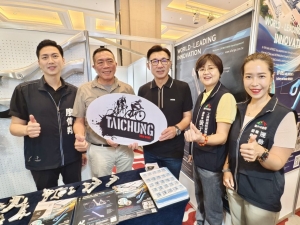 立法院副院长江启臣与立法委员廖伟翔皆到场支持业者。工策会提供