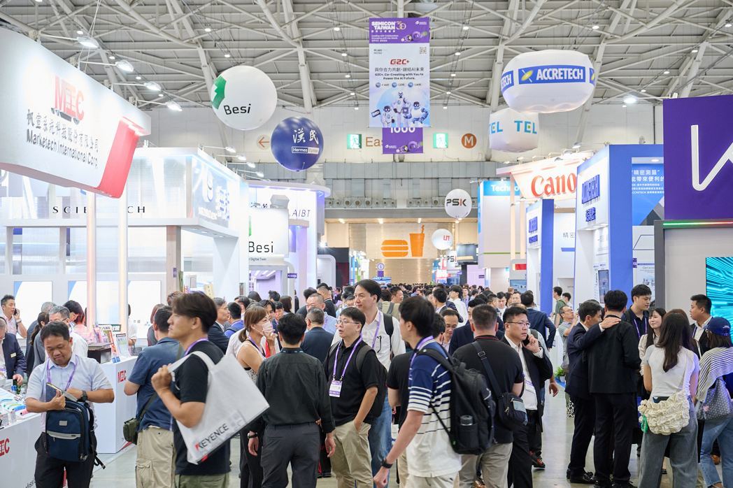 今年展會共吸引來自65個國家、超過1,200家企業、200位全球產業領袖齊聚、逾4100個攤位參展，17個國家館創下歷史新高，參觀人數更突破10萬人。圖／SEMI提供