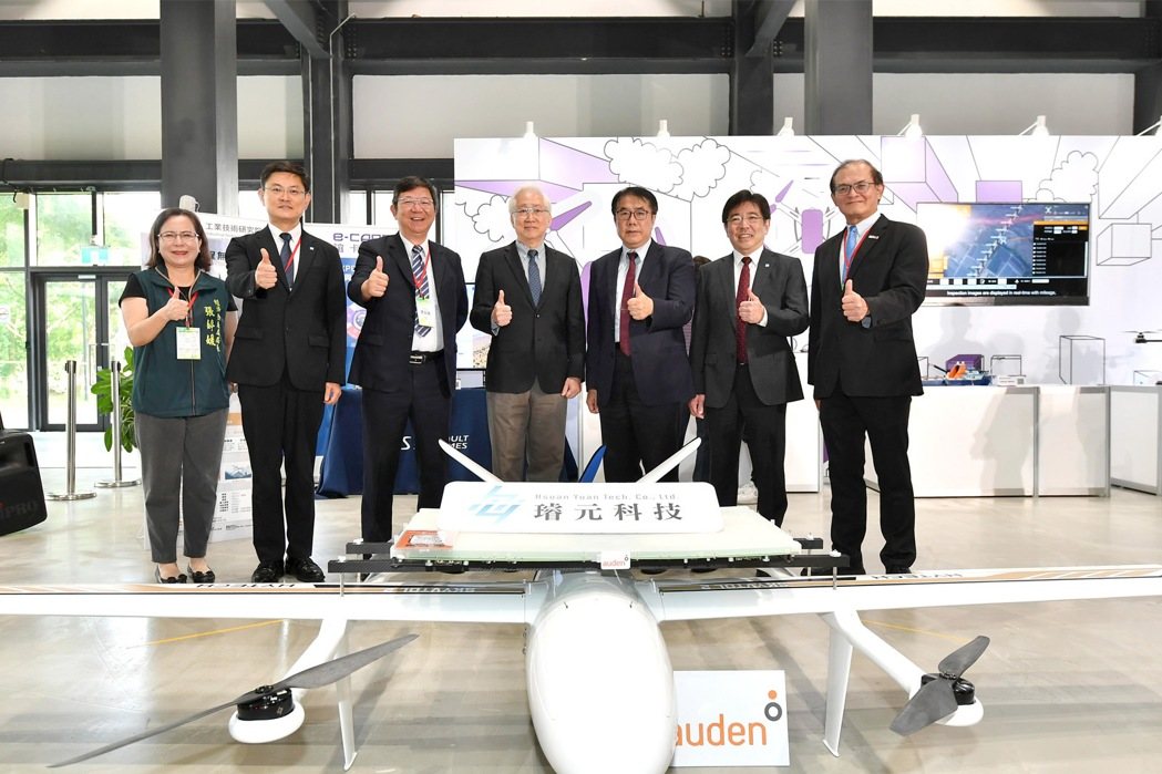 論壇同步舉辦「機器人與無人機產業特展」，由工研院攜手產業鏈夥伴展出最新成果，圖為璿元科技電動長航程無人機。圖／工研院提供