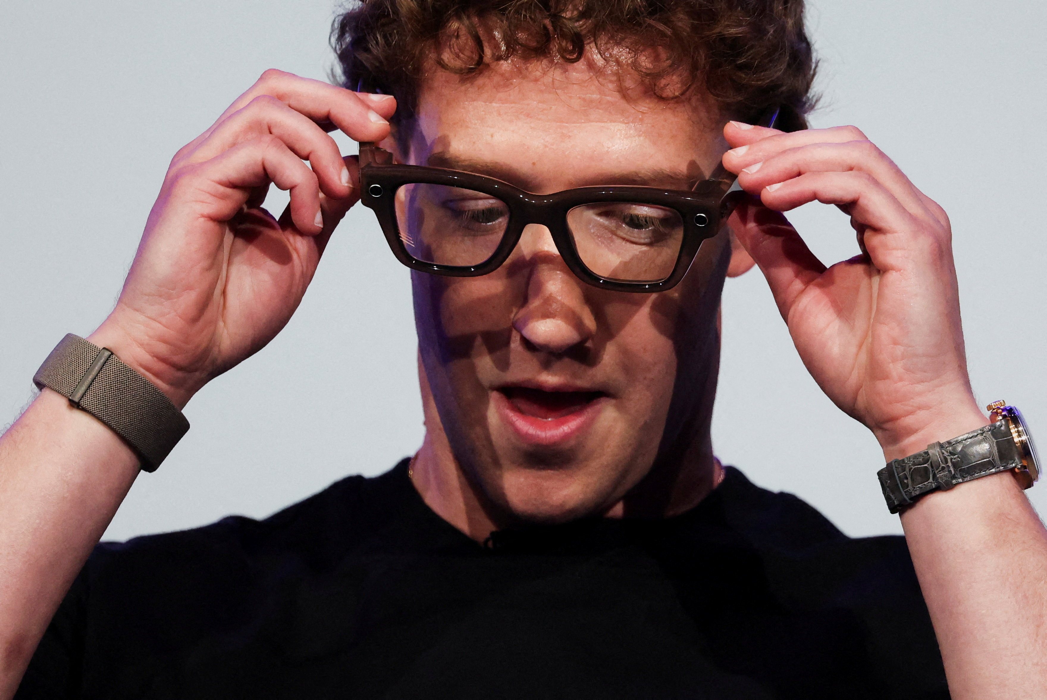 Meta執行長祖克柏佩戴Meta Ray-Ban Display智慧眼鏡。路透
