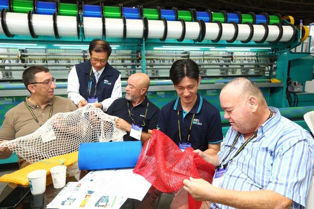 買主於TaipeiPLAS 2024參觀並了解製品應用。貿協提供