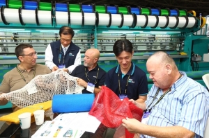 买主于TaipeiPLAS 2024参观并了解制品应用。贸协提供
