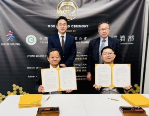 螺丝公会理事长蔡永裕(前排左)与BBI公司董事长Jun Xu(前排右)签署合作备忘录（MOU），并由高雄市政府经发局长廖泰翔(后排左)以及经济部洛杉矶台北经济文化办事处经济组长刘伦正(后排右)一同见证，双方合作项目包括技术对接、市场合作与区域供应商推荐制度等。