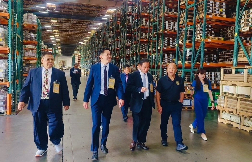 BBI 是全球領先的扣件分銷商，擁有近300萬平方英尺的倉儲空間，可高效服務超過7,000家分銷商客戶。高雄市政府經發局長廖泰翔(前排左2)、螺絲公會理事長蔡永裕(前排左3)及高雄扣件業者走訪BBI公司，由BBI同仁John Chang(右2)介紹倉儲發貨中心。
