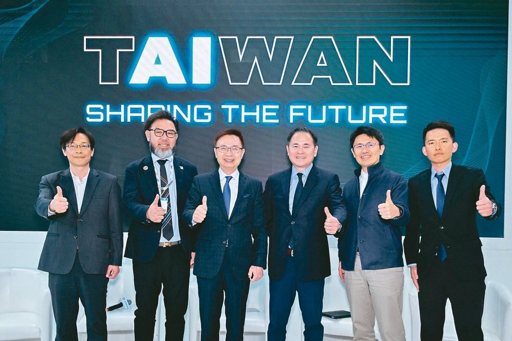 外貿協會於德國EMO展首日舉辦工具機領袖AI創新對談，由貿協董事長黃志芳（左三）主持，邀請TAMI、TMBA與3家創新業者（高聖、協鴻、和昕）分享AI應用。外貿協會／提供