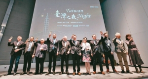 外贸协会董事长黄志芳（中）与受邀贵宾于「Taiwan Night」交流晚宴合影。业者／提供