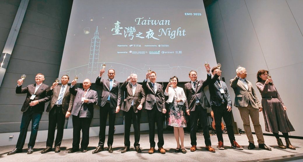 TAITRA Chairman James Huang (center) joins invited guests for a group photo at the 