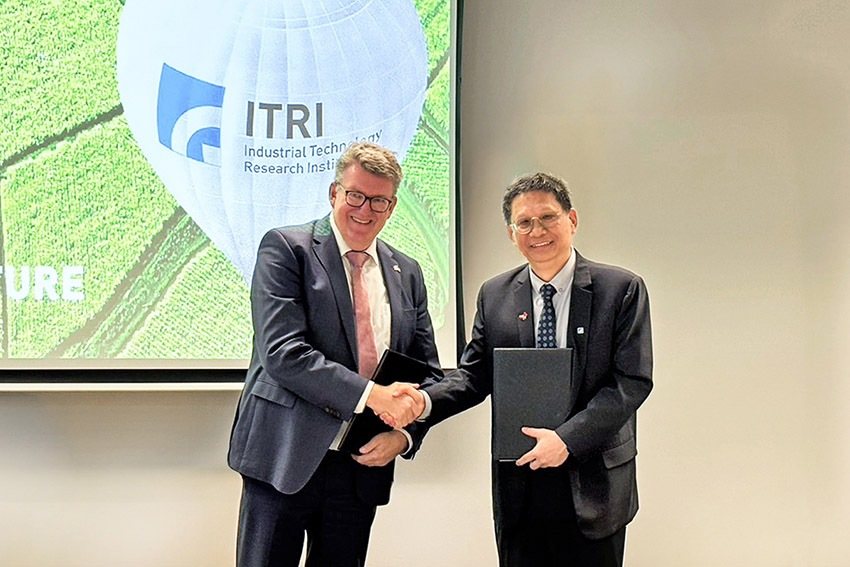 ITRI announces a cross-border collaboration with Germany's Forschungszentrum Jülich to jointly advance key hydrogen technologies, injecting new momentum into Taiwan's sustainable future. Pictured are Rüdiger-A. Eiche (left), Scientific Director of Forschungszentrum Jülich, and Ming-Shan Cheng, Deputy Director of ITRI's Green Energy and Environment Research Laboratories. (Courtesy of ITRI)