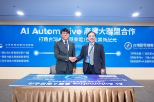 台湾车辆移动研发联盟（TARC）与电电公会完成签署仪式，正式宣告「AI Automotive产业大联盟」成立。左起为TARC主委暨车辆中心董事长王正健、电电公会秘书长林全能。工研院／提供