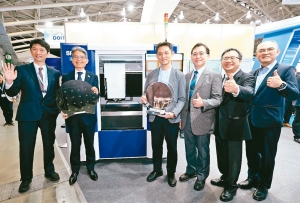 经济部产业技术司瞄准先进封装需求，支持工研院开发全球首创「面板级封装高深宽比全湿式完整解决方案」。图为工研院电光系统所所长张世杰（左起）、经济部次长赖建信、经济部产业技术司司长郭肇中、工研院机械所副所长杨秉祥、国发会副主委詹方冠、工研院协理李宗铭。工研院／提供