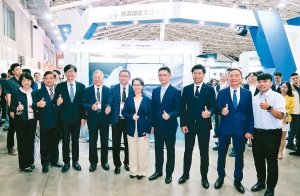 副总统萧美琴（右五）参观经济部技术司专馆，与总统府资政沈荣津（右七）、技术司司长郭肇中（右四）、纺织所所长李贵琪（右九）等贵宾合影。 李炎奇／摄影