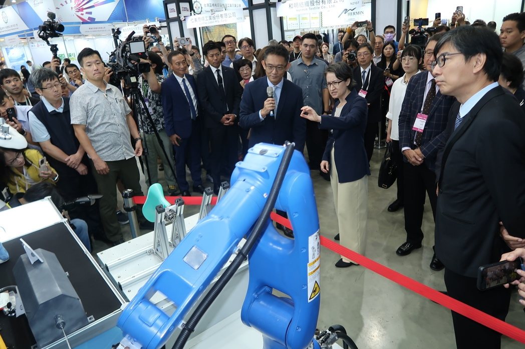 經濟部技術司司長郭肇中為副總統蕭美琴說明3D一體成型鞋製作過程。 李炎奇／攝影