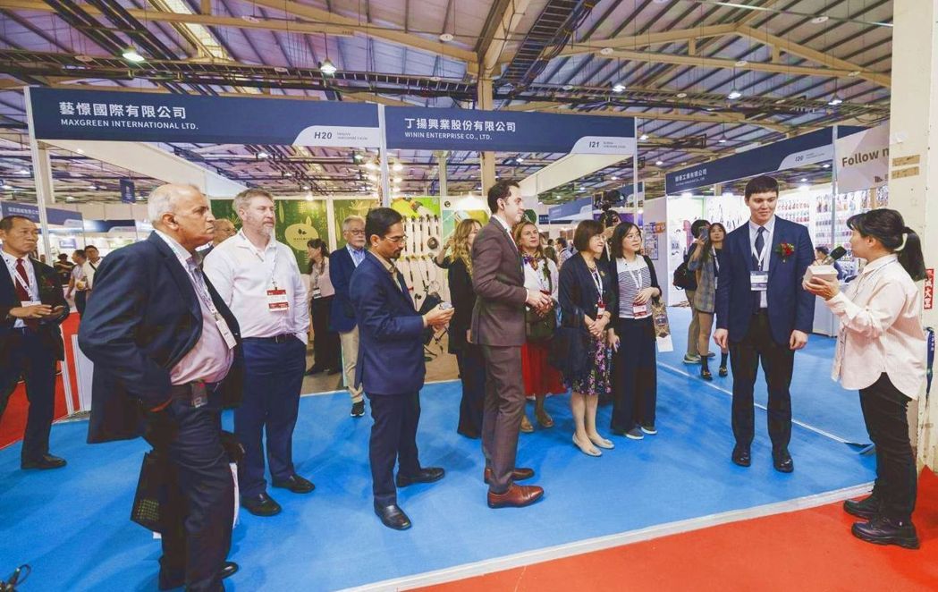 The international delegation VIP tour, led by Kaiguo Co., Ltd. CEO Dai Shou-hong and Deputy Director General Hu Chi-chuan of the Taiwan External Trade Development Bureau, listened to presentations from exhibiting companies.
Photo courtesy of Kaiguo Co., Ltd.