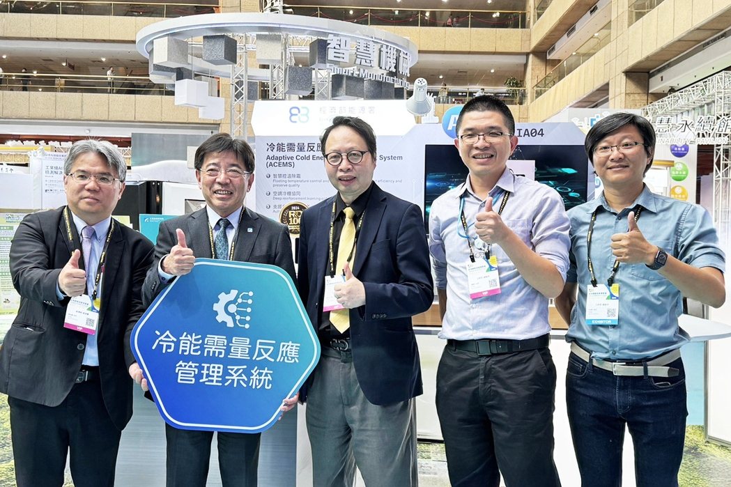 Supported by the MOEA’s Energy Administration, ITRI showcased green energy technologies at the TIE Innovation Economy Pavilion, highlighting AI applications in energy management.
From left: Chen Chong-hsien, Liu Wen-hsiung, Liu Zhiwen, Liu Yang-kuang, and Sung Hung-chun.
(Photo courtesy of ITRI)